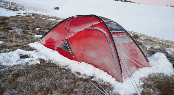 冬の間の山の赤いテント — ストック写真
