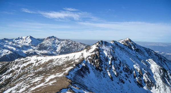 冬の山々のパノラマ ローダ山 ドローンからの山頂の空中風景 — ストック写真