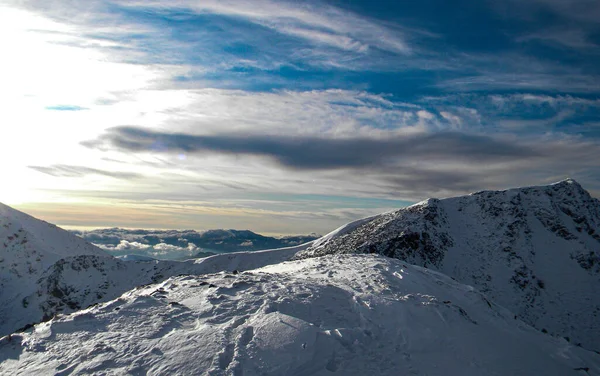 冬の山々のパノラマ ローダ山 ドローンからの山頂の空中風景 — ストック写真
