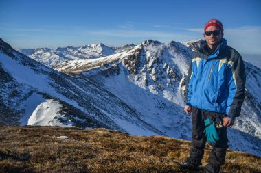 Dağlarda yürüyüş. Kış yürüyüşü. Kışın dağlara tırmanan.