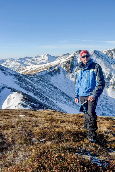 山の中でハイキング 冬のハイキング 冬は山に登る — ストック写真