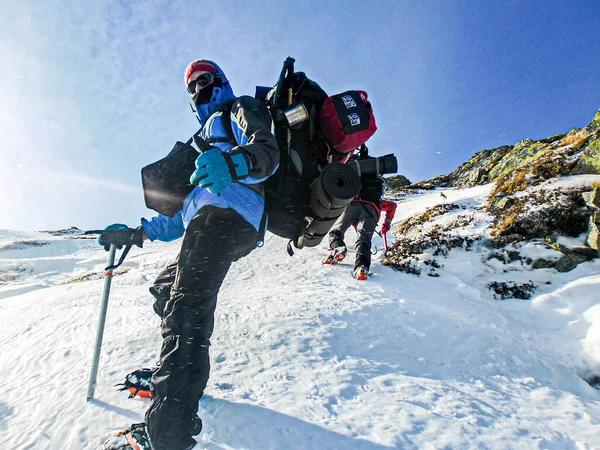 冬には山の中で登山 冬のハイキング 山の日の冬の男 — ストック写真