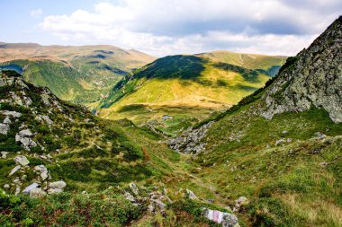 Uçurumları olan bir dağ sırası. İnanılmaz dağlar manzarası.