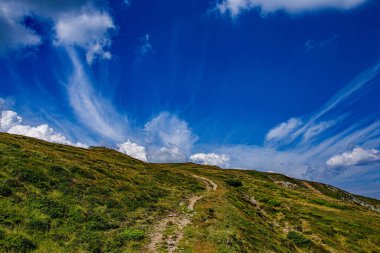 Gökyüzüne Karşı Manzara Manzarası. Sonbaharın başlarında yolculuk