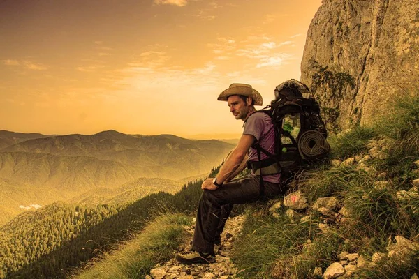 日の出の間 岩の上に座っている男の眺め 山頂にいる者 — ストック写真