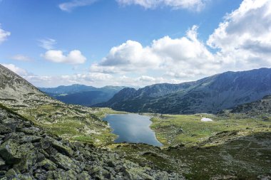 Dağların arkasındaki gölde Retezat Dağları