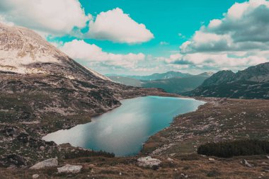 Dağların arkasındaki gölde Retezat Dağları