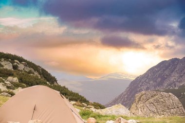 Gri çadırı olan güzel bir dağ manzarası. Retezat dağları