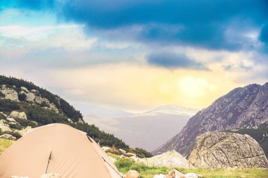 Gri çadırı olan güzel bir dağ manzarası. Retezat dağları