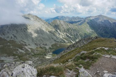 Dağların arkasındaki gölde Retezat Dağları