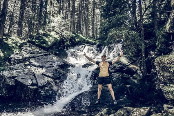 滝の中の若い男ハイカー — ストック写真