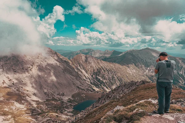 レテザト山の山頂から写真を撮る岩の上に立つ人の様子 — ストック写真