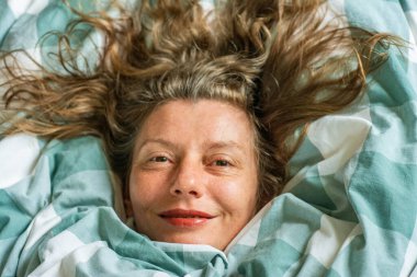 Baharda bahçe budama meyve ağaçları ve demir testeresi..