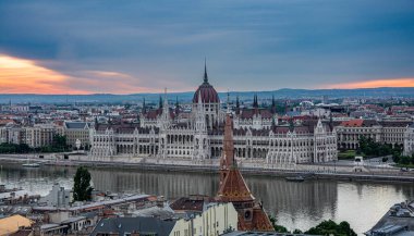 Budapeşte 'deki Macar Parlamento Binası Macaristan Ulusal Meclisi' nin merkezi. Tuna Nehri 'nin karşı kıyısında görüldü..
