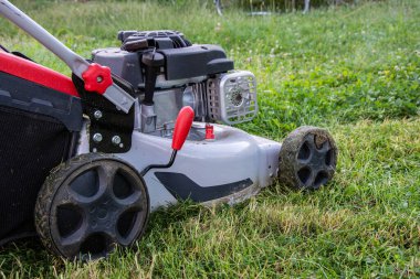 Çimlerin üzerinde çim biçme makinesi ve fotokopi alanı tarım ve bahçe makineleri.