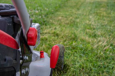 Çimlerin üzerinde çim biçme makinesi ve fotokopi alanı tarım ve bahçe makineleri.