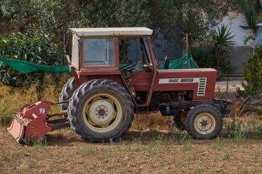 Tohum kullanırken kırmızı bir Fiat traktörü