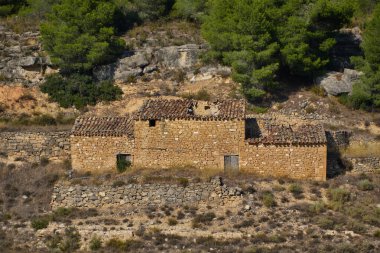 Dağda eski ve taştan bir ev
