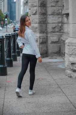 Amerika 'da kameraya poz veren İspanyol bir kızın dikey çekimi.