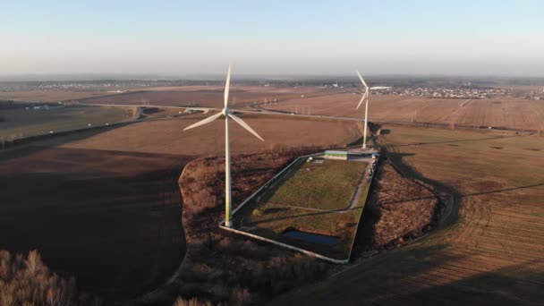 Turbina eólica em uma visão aérea de campo.Conceito de Energia Alternativa. 4K — Vídeo de Stock