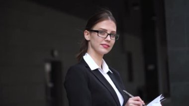 Sokakta gözlüklü bir kadın not defterine not bırakmış. Yönetim kavramı.