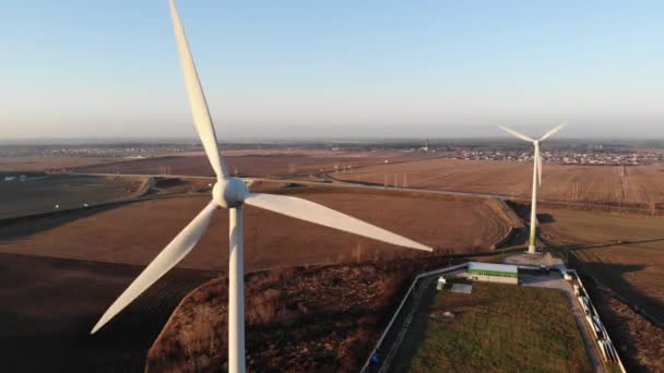 Dos aerogeneradores en un campo desde la vista de un pájaro. Concepto de energía alternativa. — Vídeo de stock