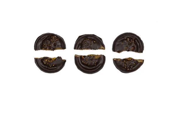 Biscoitos cobertos de chocolate escuro com nozes, quebrados ao meio, isolados em branco — Fotografia de Stock