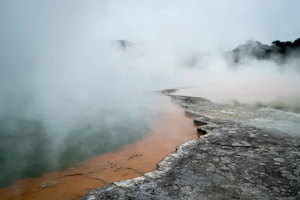 Los hermosos colores de la piscina de champán, aguas termales calientes, Rotorua, Nueva Zelanda — Foto de Stock