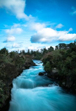 Yeni Zelanda, Taupo yakınlarında Huka Şelalesi 'nin mavi suları uzun süre görülür.