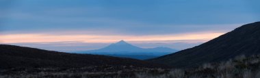 Taranaki Dağı 'nın panoramik manzarası. Tongariro Ulusal Parkı 'ndan izlendi.