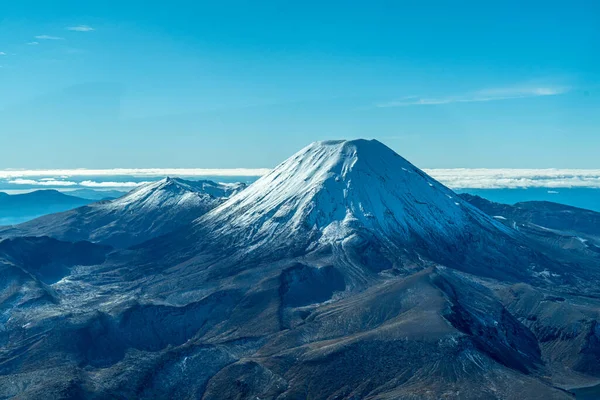 Tongariro Ulusal Parkı, Yeni Zelanda 'daki Ngauruhoe Dağı karla kaplıydı..