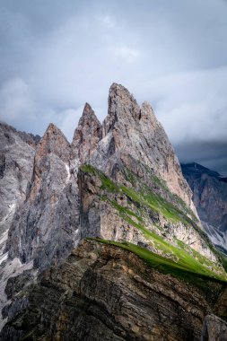 Seceda 'daki ünlü dağ zirveleri, Dolomitler, İtalya.