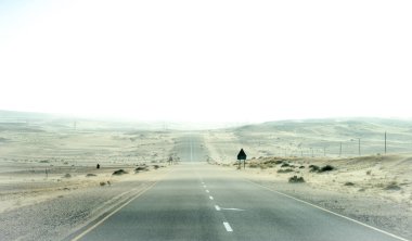 Walvis Körfezi yakınlarındaki Namibya yolunda kum fırtınası, İskelet Sahili, Namibya