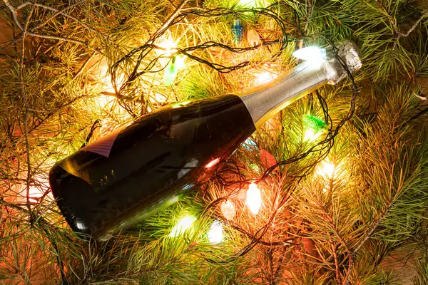 Ένα Μπουκάλι Πράσινη Σαμπάνια Τυλιγμένο Μια Λαμπερή Γιρλάντα Σαν Χριστουγεννιάτικο — Φωτογραφία Αρχείου