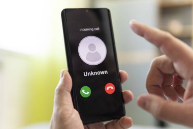 Bilinmeyen numara. Adam elinde bir telefon tutuyor ve aramayı sonlandırmayı düşünüyor. Bilinmeyen bir numaradan geliyor. Takma isim ya da isimsiz