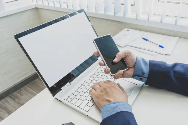 Männliche Hände Mit Smartphone Attrappe Mit Leerem Bildschirm Schreibtisch Mit — Stockfoto