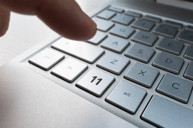 Klavye tuşundaki 11 numaralı logoyu kapat