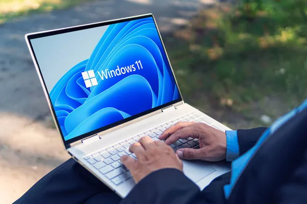 23 Haziran 2021. Barnaul, Rusya. Transformatör bir dizüstü bilgisayarın ekranındaki Windows 11 logosu. Microsoft 'tan yeni bir işletim sistemi güncellemesi
