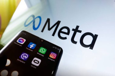 Akıllı telefonun siyah ekranında Facebook metaevrenine ait çeşitli simgeler var. Metaverse kavramı. 3 Kasım 2021. Barnaul, Rusya