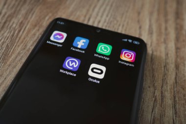 Facebook 'lu akıllı telefon, Messenger, WhatsApp, Instagram, Oculus, iş yeri uygulamaları. 3 Kasım 2021. Barnaul, Rusya