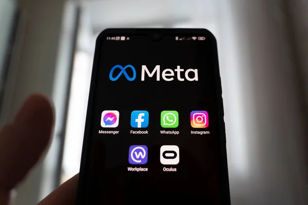 Akıllı telefonun siyah ekranında Facebook metaevrenine ait çeşitli simgeler var. Metaverse kavramı. 3 Kasım 2021. Barnaul, Rusya