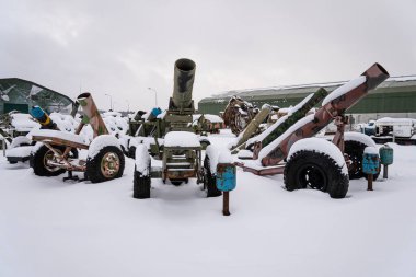Terörist çetelerle mücadele sırasında Suriye 'de Rus ordusu tarafından ele geçirilen çeşitli ganimetler. IŞİD el işi askeri teçhizat