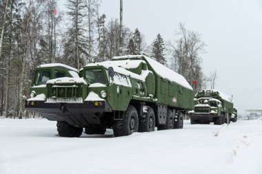 Rus silahlı kuvvetlerinin ağır askeri teçhizatı kış ormanlarının arka planına karşı.