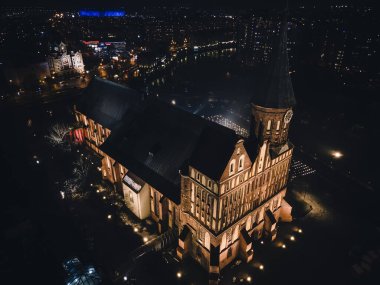 Gece Kalininingrad şehir merkezindeki Katedral 'in hava manzarası, gece şehir manzarası, Immanuel Kant adasının üst manzarası, hava manzarası.,