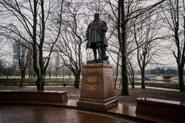 KALININGRAD, RUSSIA - 15 Aralık 2021: K Nigsberg Üniversitesi 'nin kurucusu Duke Albrecht Anıtı
