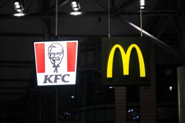 McDonalds ve rakip fast food şirketlerinin KFC logoları. 22 Aralık 2021. Moskova Havaalanı. Rusya.