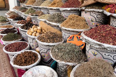 Türk Mısır baharatları ve çay pazarı tezgahı. Arap ya da Asya pazarında geleneksel çay ve baharat ticareti