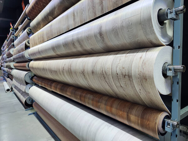 Роллы с линолеумом в витрине магазина. Различные типы напольных покрытий продаются на базаре. Повышение цен на концепцию строительных материалов.