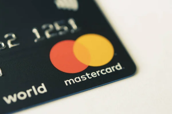 Mastercard logo on the black cards on the table — Stockfoto