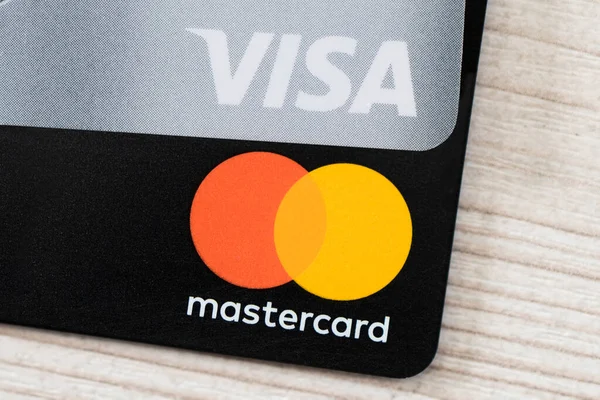Close-up of a visa and mastercard cards on a wooden table — Stockfoto